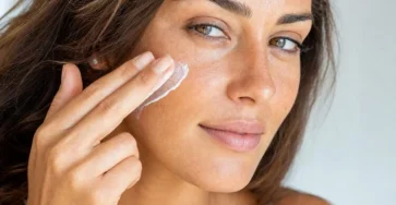 Comment savoir si vous avez mis assez de creme solaire une dermatologue explique la regle des 2 doigts 750x410