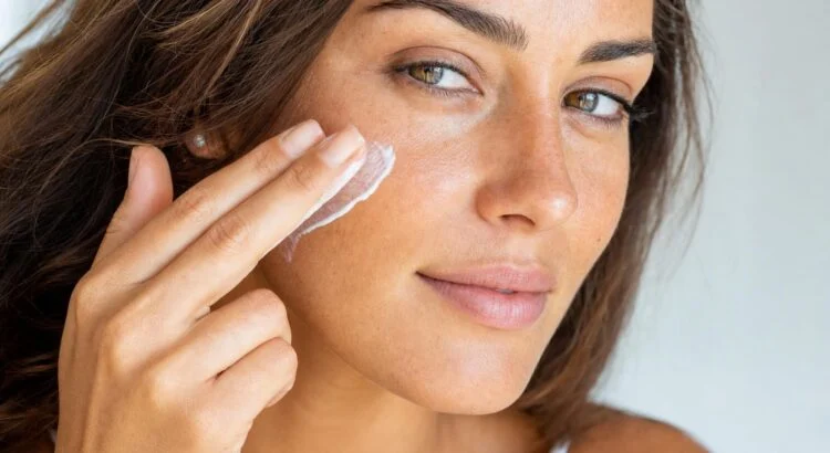 Comment savoir si vous avez mis assez de creme solaire une dermatologue explique la regle des 2 doigts 750x410